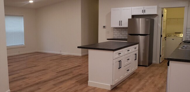 Building Photo - Beautiful 3-Bedroom Home with Bonus Room, ...