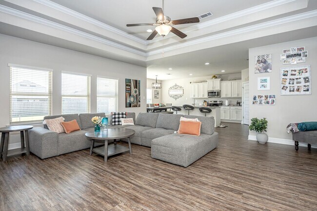 Building Photo - Beautiful 4 Bedroom 3 Bath Home!