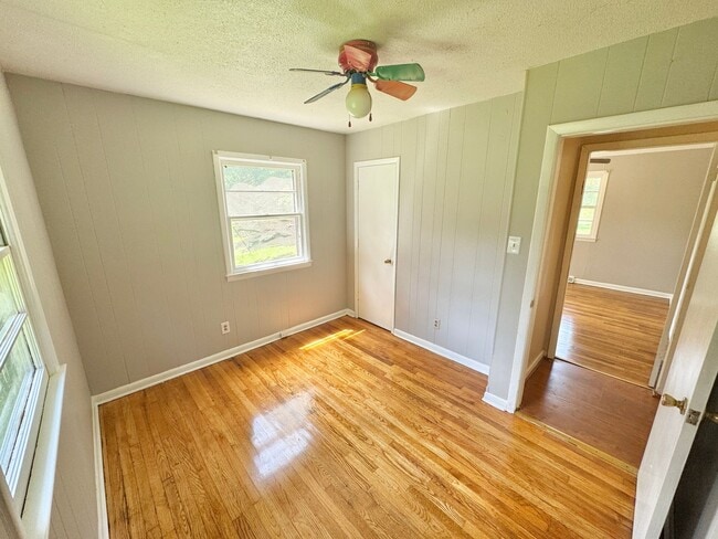 Building Photo - Rural Statesville - 3BR/1BA + Carport & Fu...