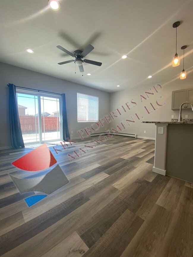 Building Photo - MDL-909 Douglas