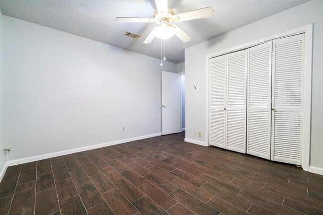 Building Photo - 10746 Lakewood Oaks Dr