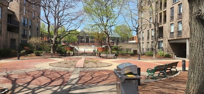 Building Photo - 77 Pond Ave