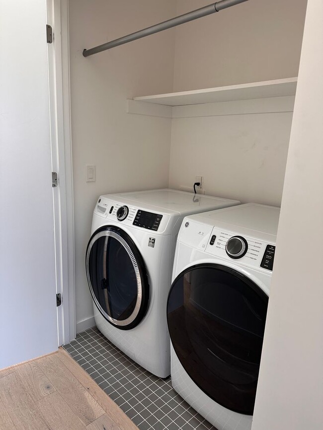 Building Photo - 3 Bedroom 3.5 Bath River Views - Walk to Old Mill