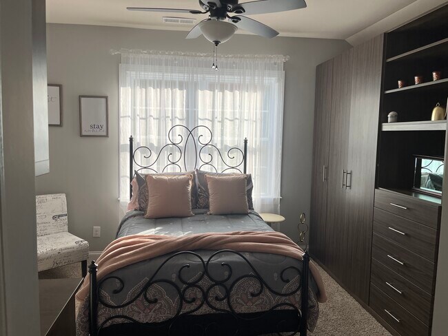 Upstairs bedroom - 2645 Cherry Laurel Dr