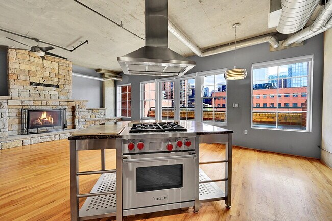 Building Photo - $2,595.00, 1 bed, 1.5. bath located in Denver