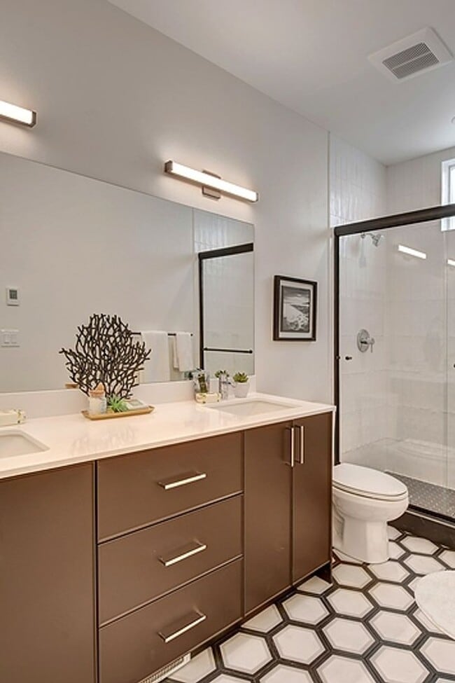 Building Photo - Queen Anne Townhome