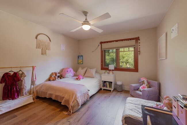 Building Photo - Private Creek Rd Paradise