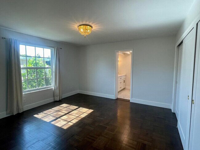 Building Photo - 360 Alhambra Pl