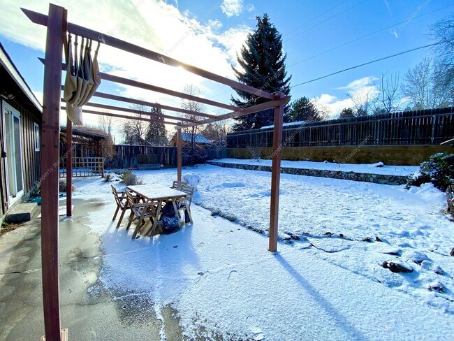 Building Photo - *Unfurnished* Charming Single-Story 3-Bedroom, 2-Bathroom Rancher with Stunning Yard