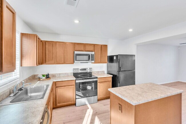 Building Photo - Modern 3BR, 2.5BA Townhouse in Walnut Hill Townes