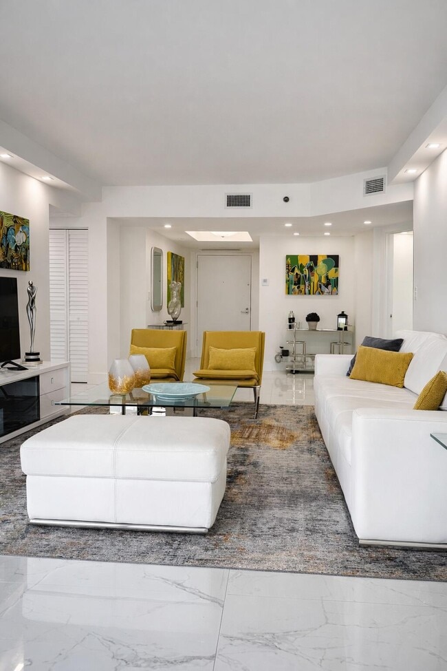 Building Photo - 16425 Collins Ave