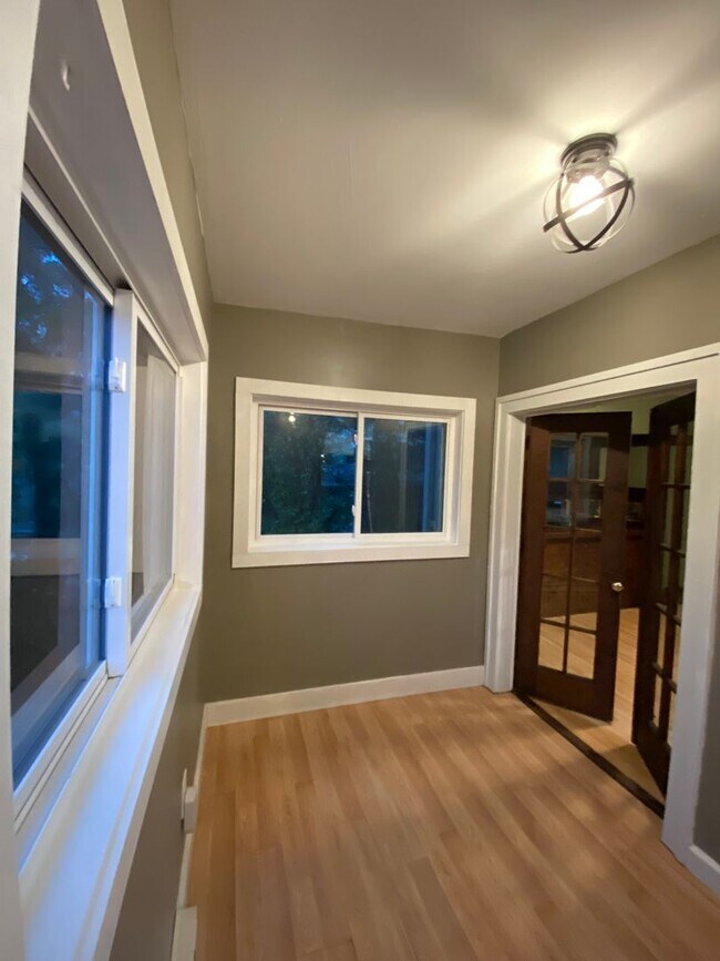 Building Photo - 2016-2018 E 6th Street