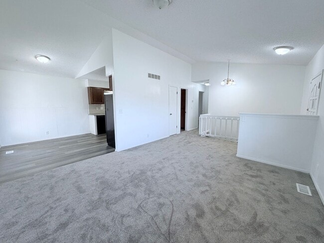 Building Photo - 2 bed and 2 bonus rooms!!