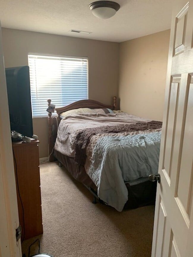 Building Photo - Room for Rent