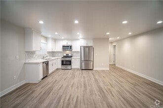 Building Photo - SPACIOUS and nicely updated 3bd/2ba near U...