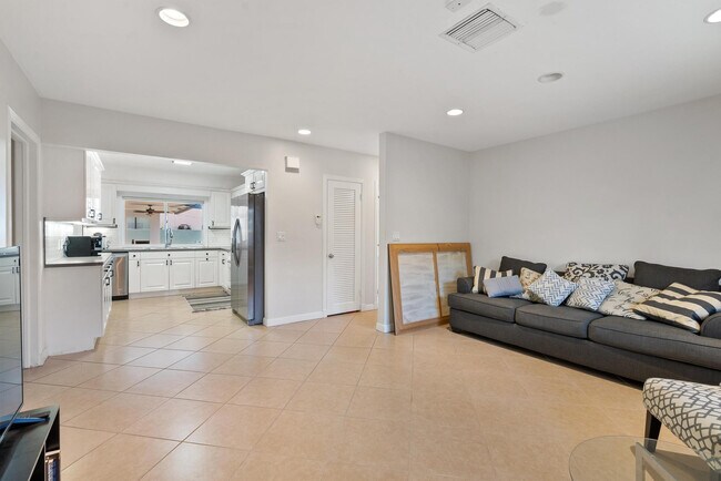 Building Photo - 3080 NE 43rd St