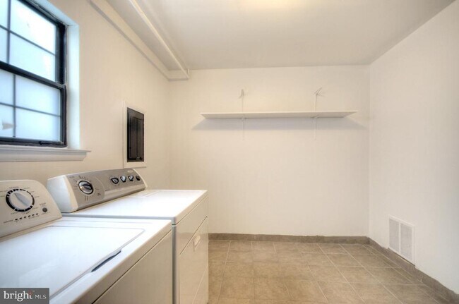 Building Photo - 49 Brambling Ln