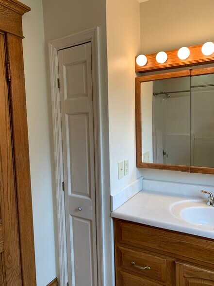 Second floor bath - 2922 Merrill Ave