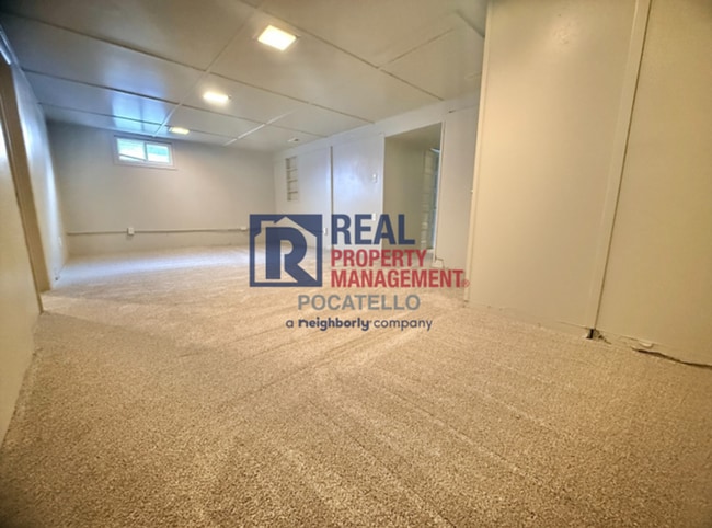 Building Photo - 3 Bedroom 1 Bath Apartment - newly remodeled