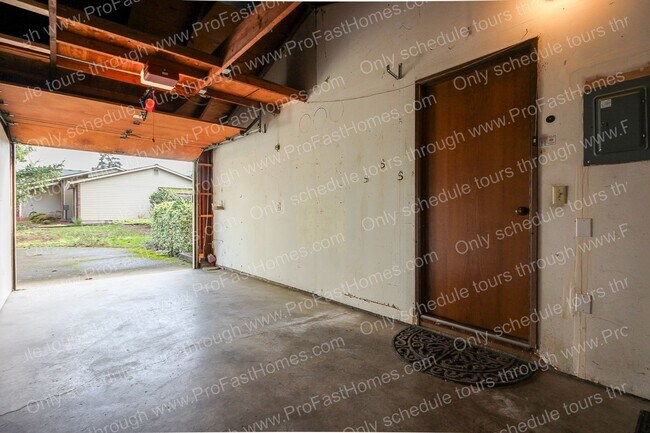 Building Photo - 14210 SW Rochester Dr