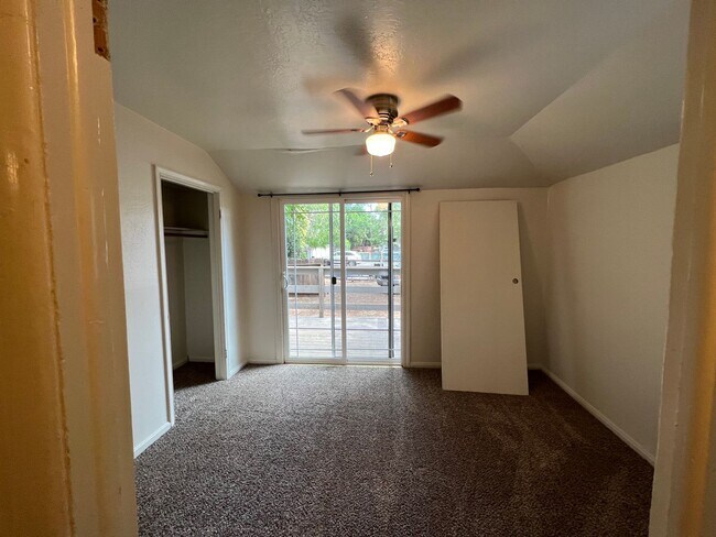 Building Photo - 727/731 W 6th Street