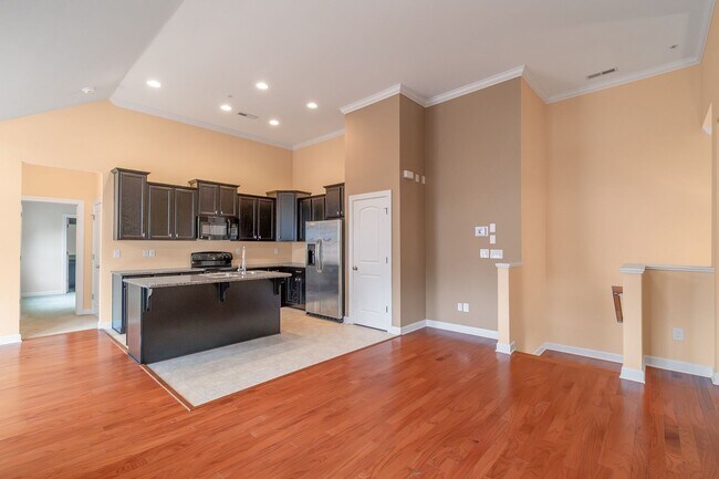 Building Photo - Beautiful Condo Minutes from Ballantyne wi...