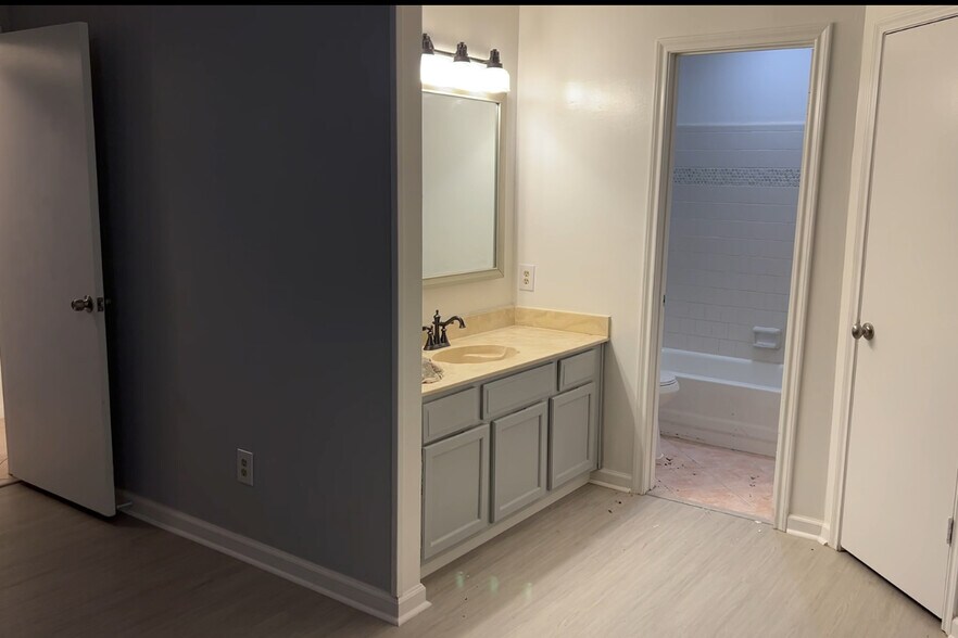 Building Photo - 11826 Roandale Dr