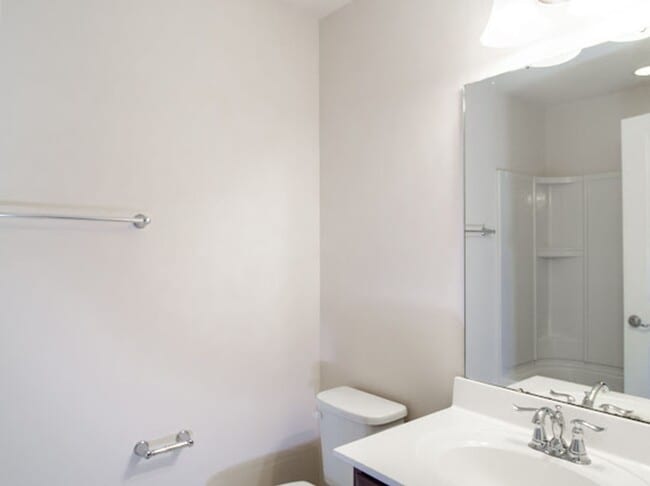 Building Photo - Minutes from Uptown!