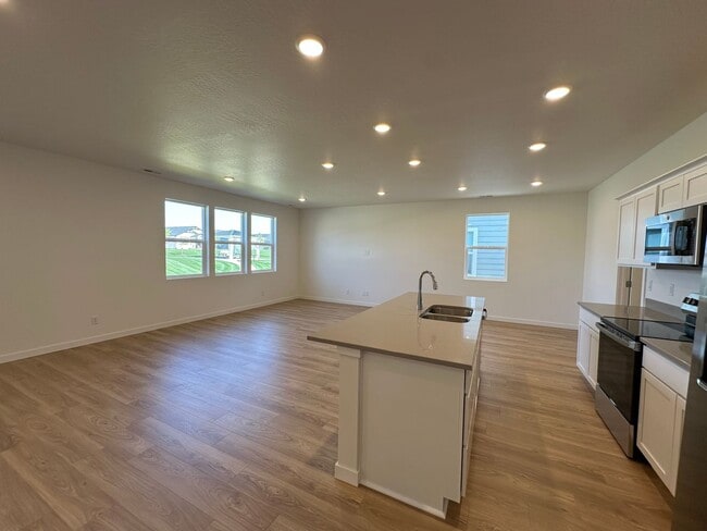 Building Photo - Brand New Foxtail Rancher
