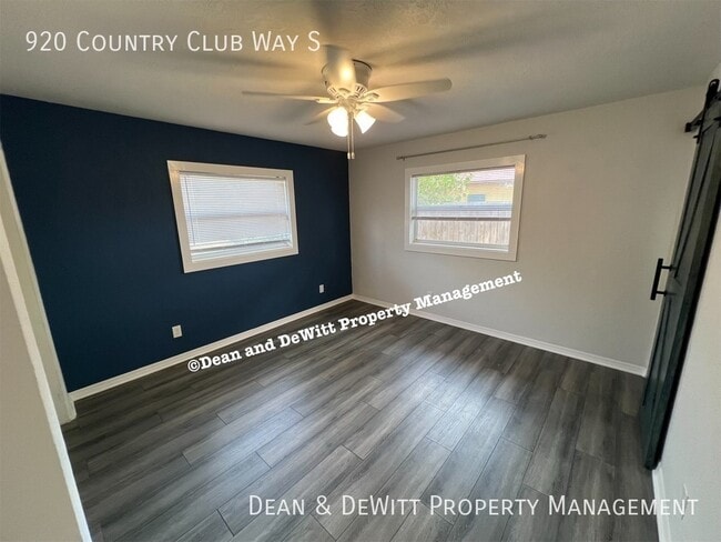 Building Photo - 920 Country Club Way S