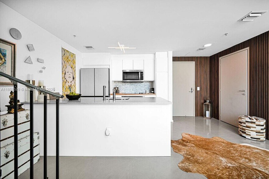 Building Photo - 300 S Biscayne Blvd