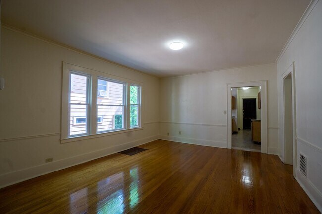 Building Photo - Spacious 4 Bedroom Apartment - 6/1/26