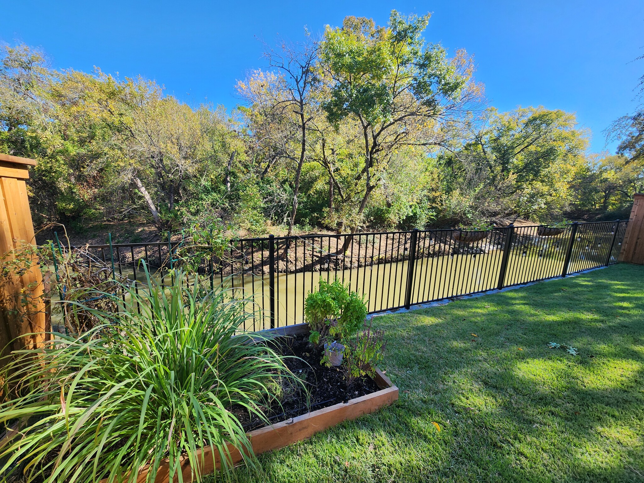 Building Photo - 929 Parker Dr