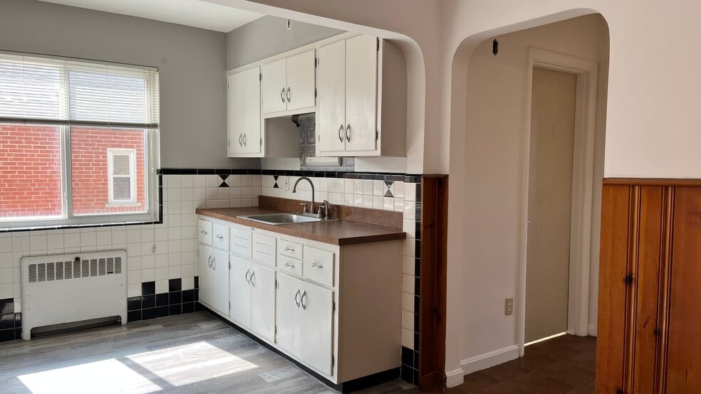 Building Photo - 3085 Glenmore Ave