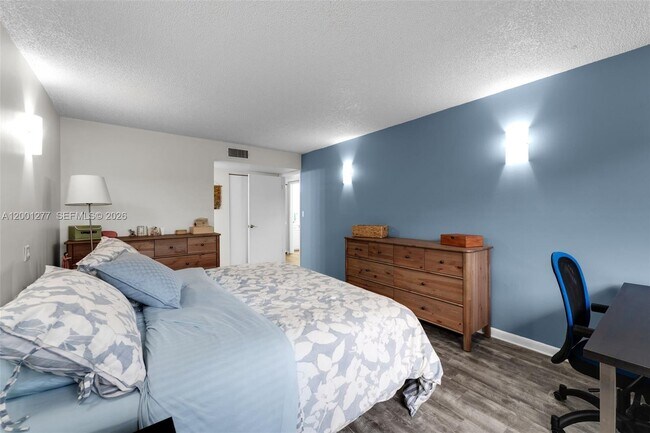 Building Photo - 6701 SW 116th Ct