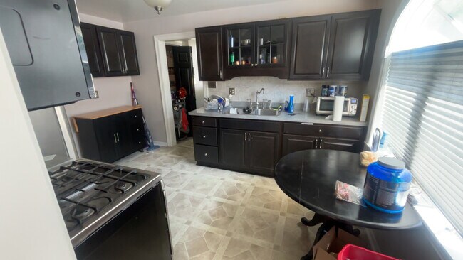 Building Photo - 908 Symonds Pl