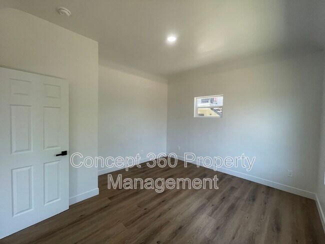 Building Photo - 940 E 43rd Pl