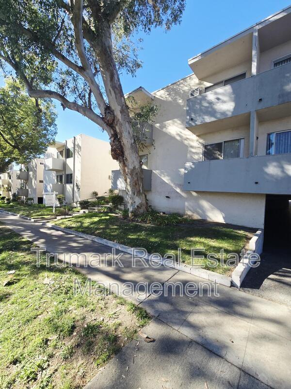 Building Photo - 345 E Tujunga Ave