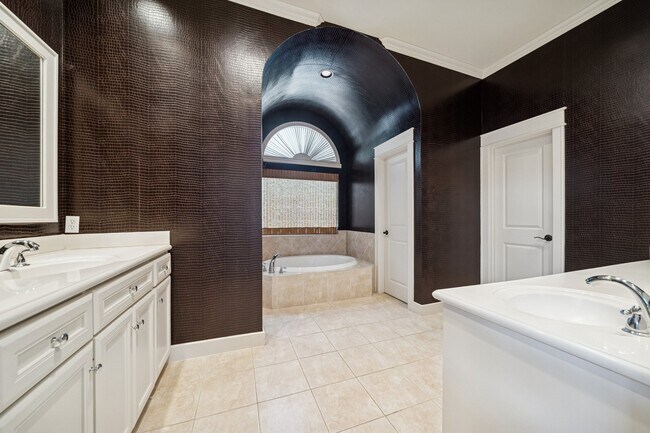 Building Photo - 2024 Vermont St