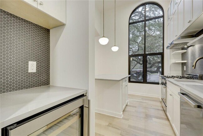 Building Photo - 211 W Johanna St