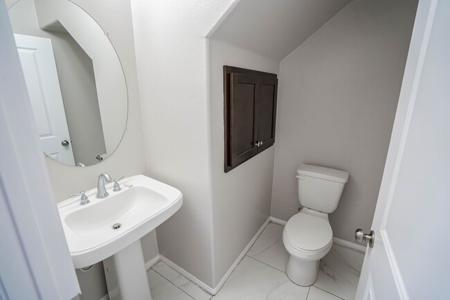 Building Photo - Modern 3-Bedroom Home in North Hollywood w...
