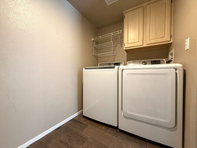 Building Photo - Beautiful 3-bedroom townhome in a desirable gated Green Valley community!