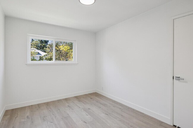 Building Photo - Stunning Luxury 2BR with Wraparound Deck in Downtown Palo Alto