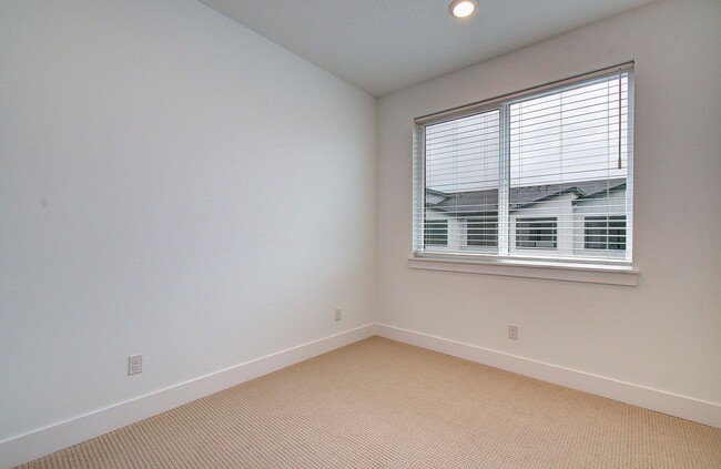 Building Photo - Luxury Upgraded Executive Townhome | 4 Bed | 3 Bath in Prime Camas School District