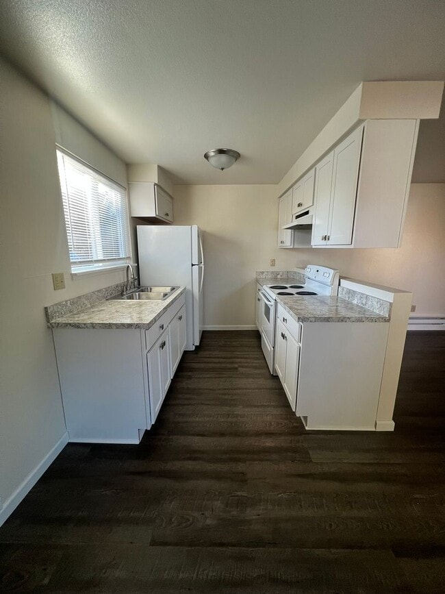 Building Photo - One Bedroom, One Bathroom Downstairs Apart...