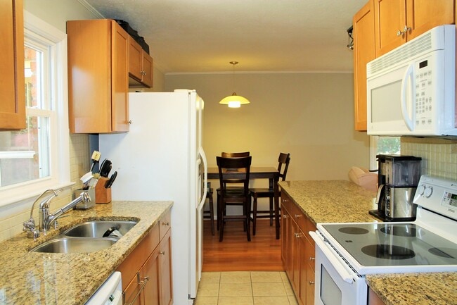 Building Photo - 87 Lakeview Dr