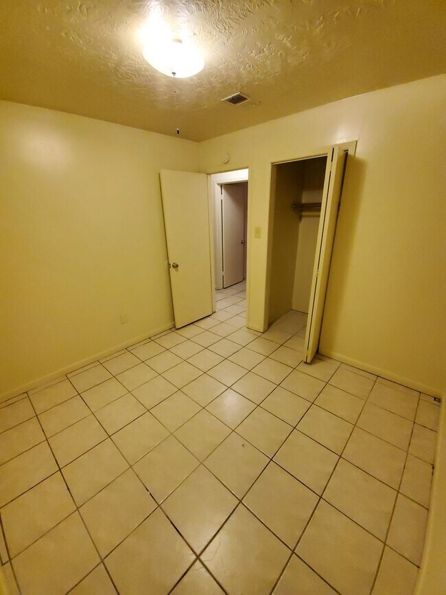 Building Photo - 2 bedroom /1 bath Fourplex in North Bryan! Available Now!
