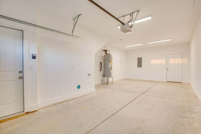 Building Photo - Townhome For Lease