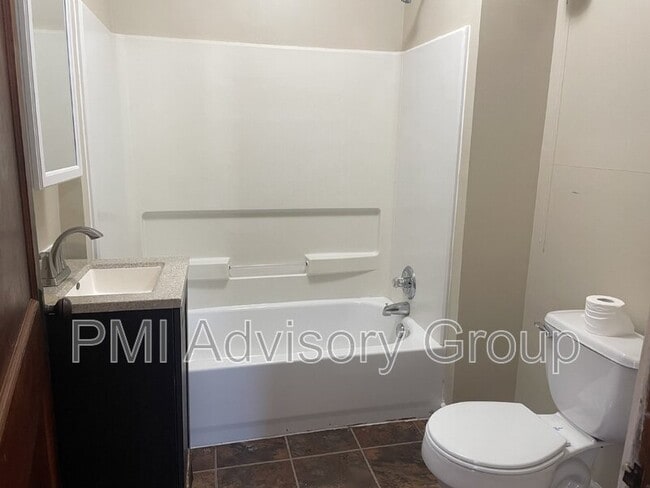 Building Photo - 803 NE Green St