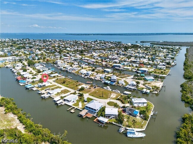 Building Photo - 3864 Royal Palm Dr